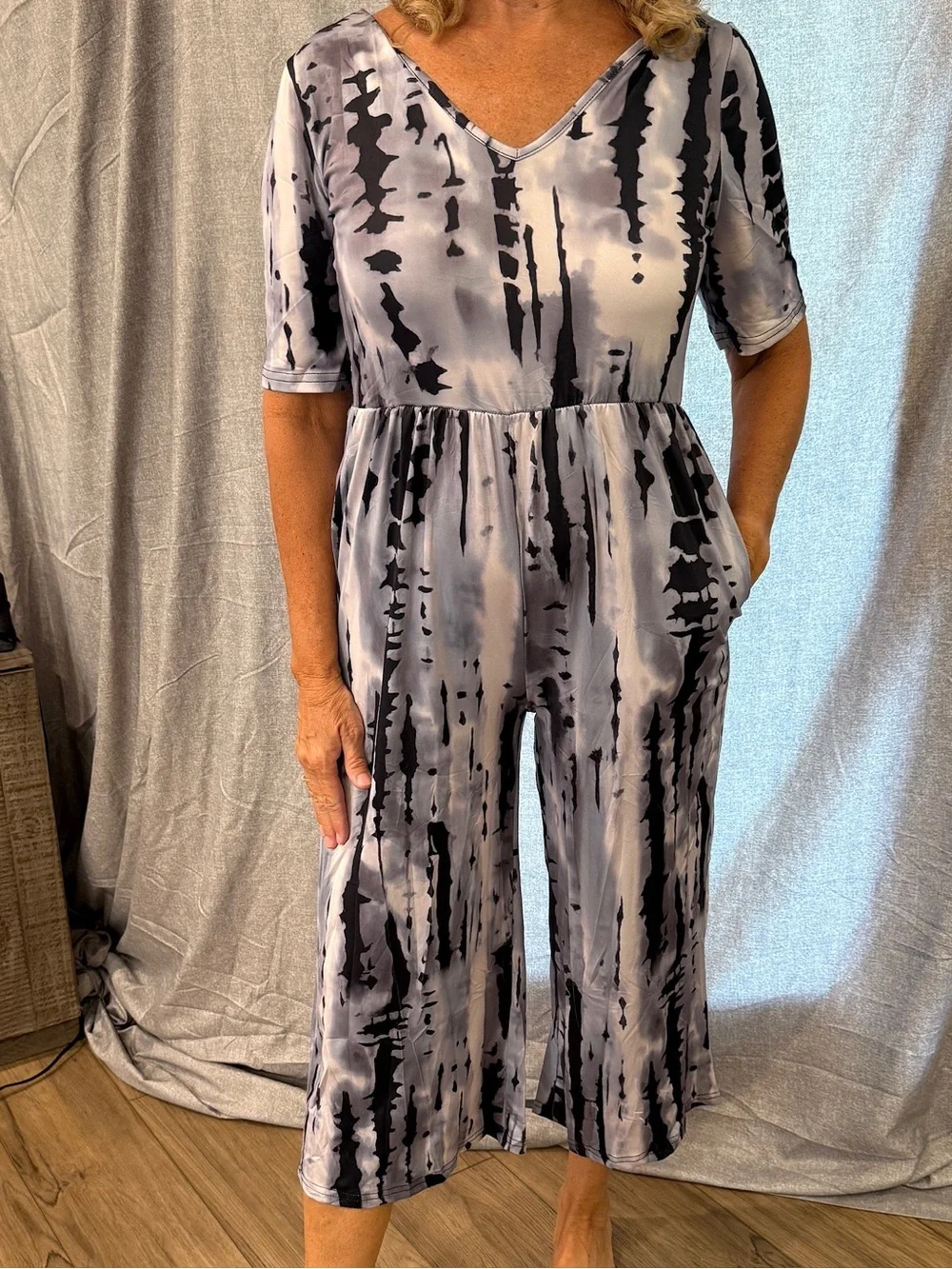 NWOT Small Black Grey Tie Dye V Neck Wide Leg Cropped Jumpsuit w/ Pockets Fall